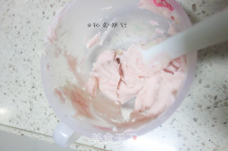 草莓海绵豆沙裱花纸杯蛋糕的做法步骤：9