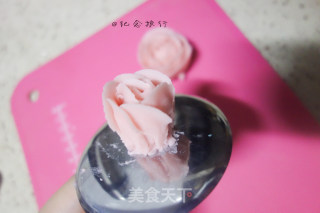 草莓海绵豆沙裱花纸杯蛋糕的做法步骤：10