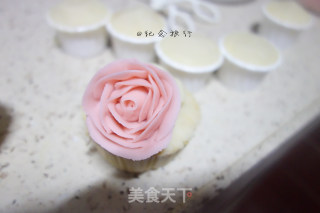 草莓海绵豆沙裱花纸杯蛋糕的做法步骤：11