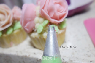 草莓海绵豆沙裱花纸杯蛋糕的做法步骤：13