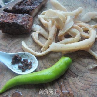 咸萝卜丁烧腊肉的做法步骤：1