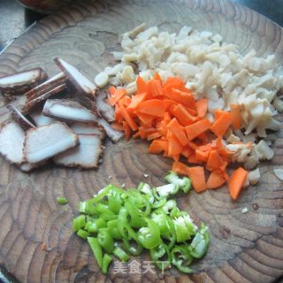 咸萝卜丁烧腊肉的做法步骤：2