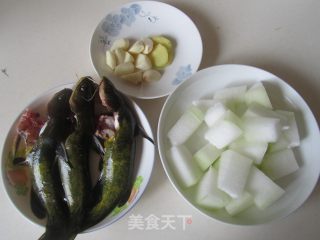 黄骨鱼炖冬瓜的做法步骤：1