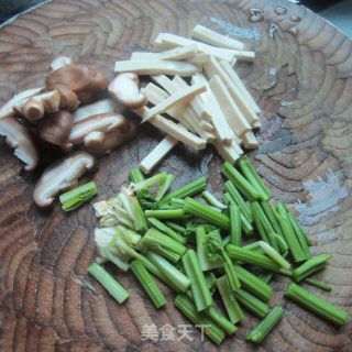 豆腐香菇丝的做法步骤：1