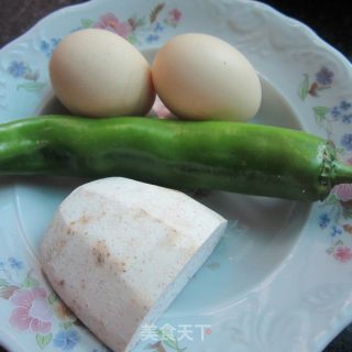 青椒芋头丝煎蛋的做法步骤：1