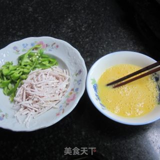 青椒芋头丝煎蛋的做法步骤：2