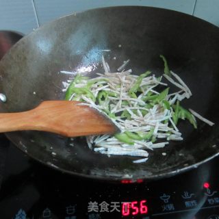 青椒芋头丝煎蛋的做法步骤：3