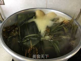 五香肉粽的做法步骤：1