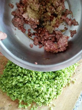 西兰花牛肉水饺的做法步骤：2
