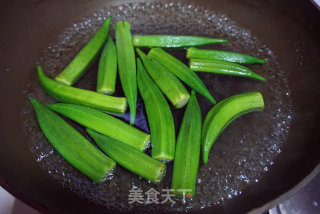 葱香秋葵的做法步骤：2