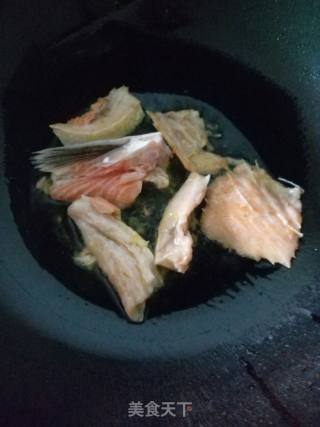 浇汁三文鱼骨的做法步骤：3