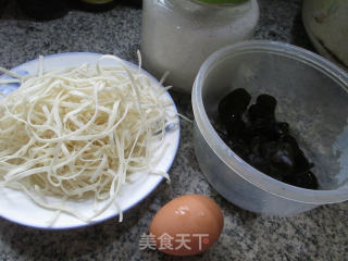 鸡蛋黑木耳汤面的做法步骤：1