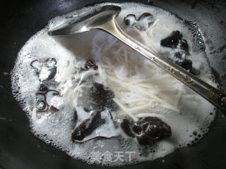 鸡蛋黑木耳汤面的做法步骤：4