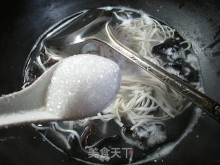 鸡蛋黑木耳汤面的做法步骤：5