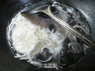 鸡蛋黑木耳汤面的做法步骤：6