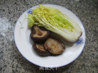 香菇炒娃娃菜的做法步骤：1