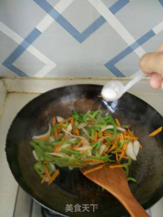 炒刀削面的做法步骤：4