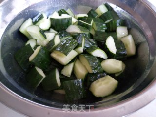 三色彩丁炒罗勒香肠的做法步骤：3