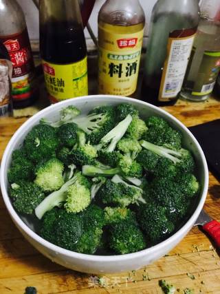 清炒西兰花的做法步骤：2