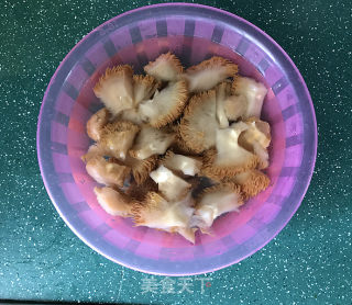 猴头菇烧鸡翅根的做法步骤：3