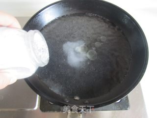 木耳胡萝卜炒荷兰豆的做法步骤：2