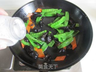 木耳胡萝卜炒荷兰豆的做法步骤：8