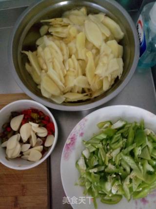 子姜爆鸭肉的做法步骤：1