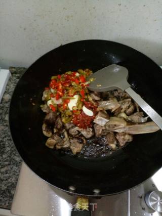 子姜爆鸭肉的做法步骤：3