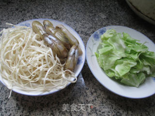 圆白菜蛏子汤面的做法步骤：1