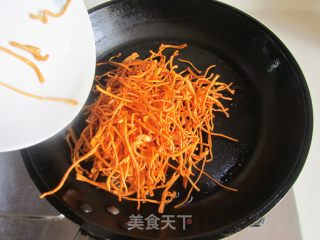 虫草花炒豆芽的做法步骤：2