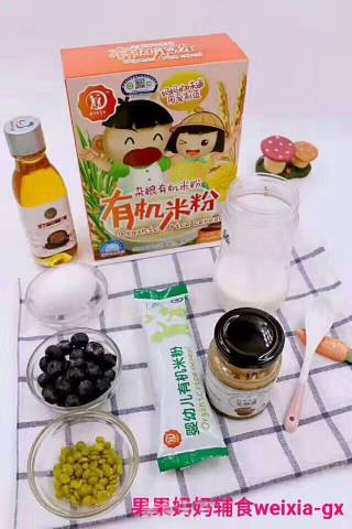 果果妈妈 ????辅食分享花生酱蓝莓夹心米粉蛋饼的做法步骤：1