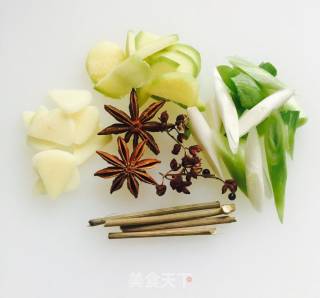 土豆炖鸡块的做法步骤：1