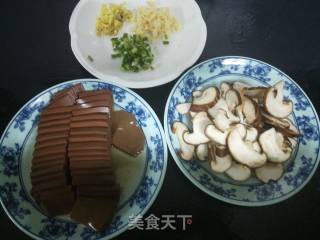 香菇烧鸭血的做法步骤：1