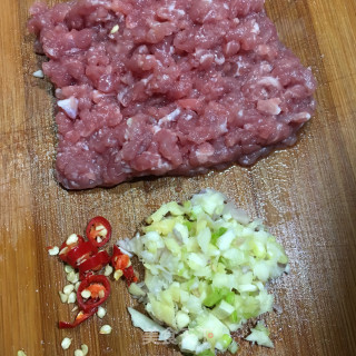 肉末毛豆的做法步骤：2