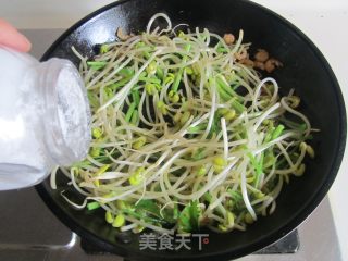 海米芹菜炒豆芽的做法步骤：6