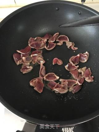 鸭肫炒辣椒的做法步骤：2