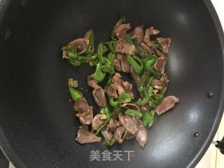鸭肫炒辣椒的做法步骤：4