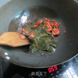 海带炒烤肠的做法步骤：4