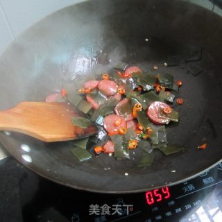 海带炒烤肠的做法步骤：6