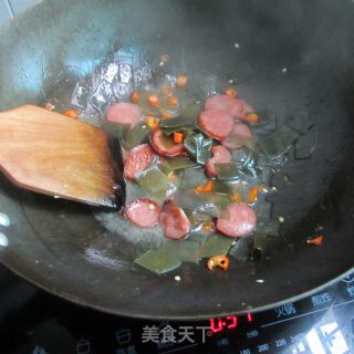 海带炒烤肠的做法步骤：7