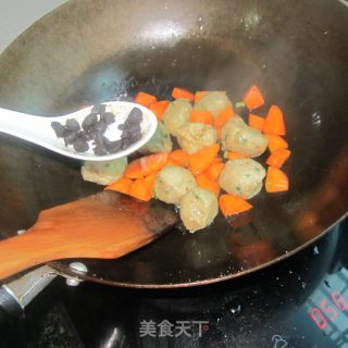 胡萝卜炒丸豆豉香的做法步骤：7