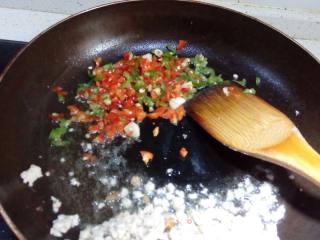 酸豆角炒肉末的做法步骤：7