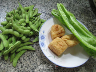 尖椒油豆腐炒毛豆的做法步骤：1