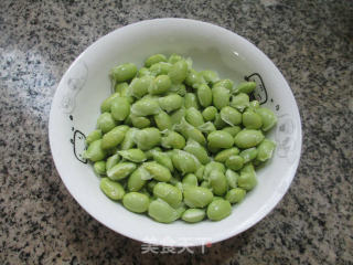 尖椒油豆腐炒毛豆的做法步骤：2