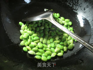 尖椒油豆腐炒毛豆的做法步骤：4