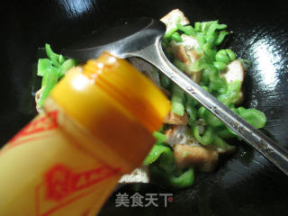 尖椒油豆腐炒毛豆的做法步骤：7