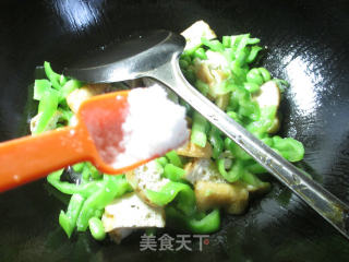 尖椒油豆腐炒毛豆的做法步骤：8