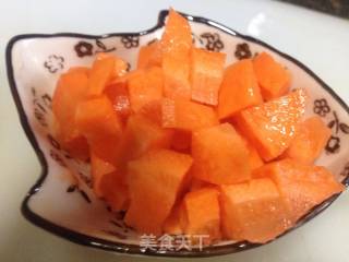 菠萝海鲜饭的做法步骤：2