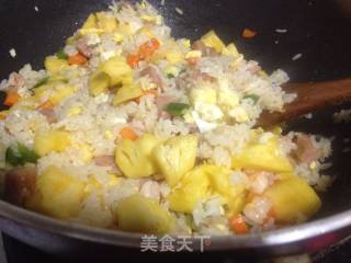 菠萝海鲜饭的做法步骤：11