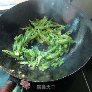 青椒豆腐卷炒肉的做法步骤：7